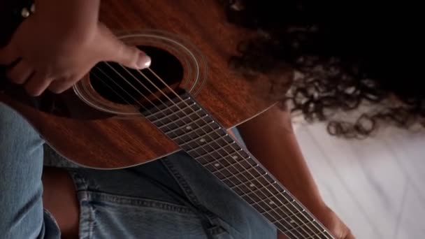 Вертикальне Відео Гра Гітарі Акустична Музика Домашнє Дозвілля Крупним Планом — стокове відео