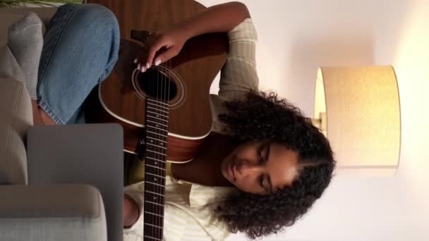 Vertikales Video Gitarre Üben Online Musikunterricht Quarantäne Erziehung Glückliche Gitarristin — Stockvideo