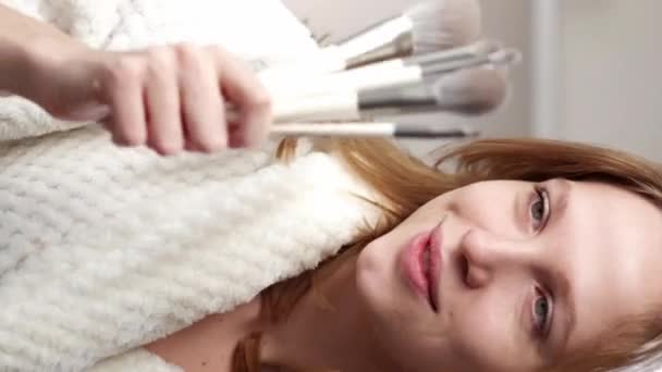 Vídeo Vertical Herramientas Maquillaje Kit Cepillo Accesorios Visage Chica Rubia — Vídeos de Stock