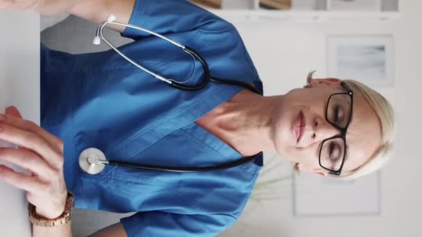 Lodret Video Virtuelt Møde Travl Kvindelig Læge Bekymret Midaldrende Kvinde – Stock-video