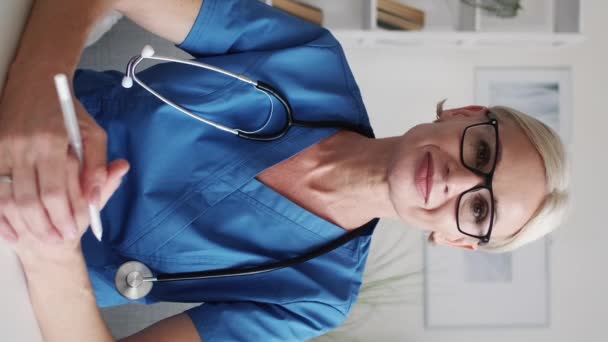 Vídeo Vertical Conferência Virtual Médico Sorridente Mulher Médica Óculos Pano — Vídeo de Stock