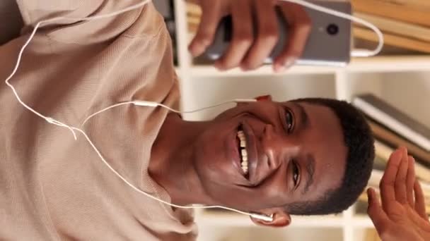 Vertikal Video Nätkommunikation Ett Virtuellt Samtal Avståndsförhållande Glad Leende Man — Stockvideo