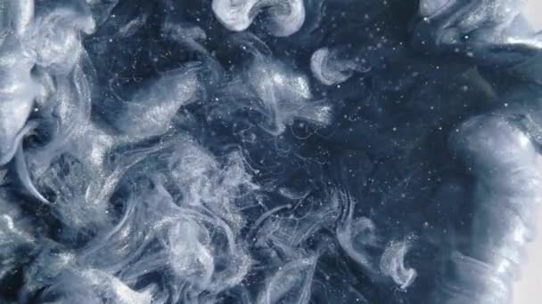 バーティカルビデオ インクスプラッシュの背景 爆発クラウド 白のダイナミック抽象芸術に広がるスチールグレーのバースト煙の渦 — ストック動画