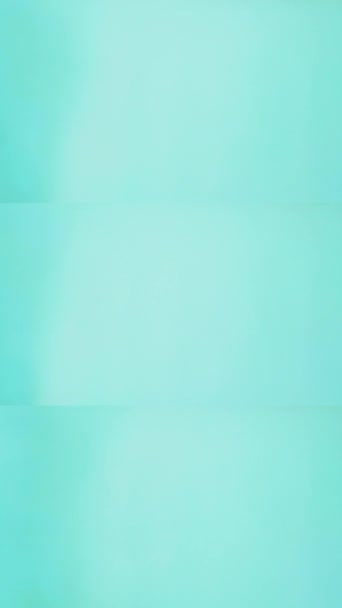 垂直录像 圣诞拼贴 新年贺词 镶嵌蒙太奇手戴防护手套共享礼品盒寒假惊喜与蓝色背景隔离 — 图库视频影像