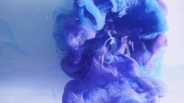 Dikey video. Mürekkep arkaplanı. Hipnotik bulut. Parlak mavi patlama dumanı soyutlaması beyaz üzerine büyüleyici bir şekilde yayılıyor..