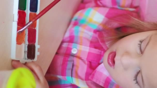 Vertikales Video Kreative Kindheit Talentiertes Kind Konzentriertes Kleines Künstlermädchen Genießt — Stockvideo