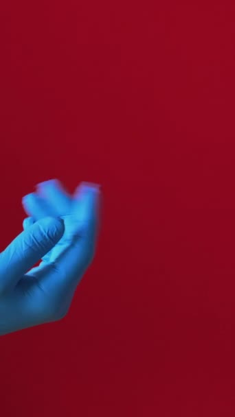 垂直录像 检疫卫生 大流行病的存在男子拒绝女性赤手空拳的礼品盒 在红色背景下接受防护手套中的考拉威斯安全风险 — 图库视频影像