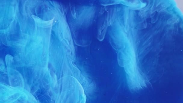 Вертикальное Видео Фон Дымовых Облаков Гипнотический Взрыв Синяя Капля Чернил — стоковое видео