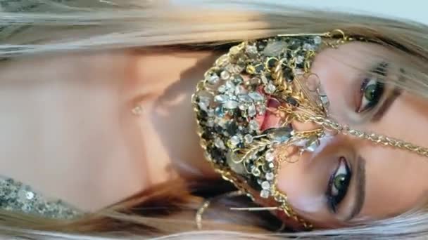 Vídeo Vertical Accesorio Máscara Diy Fiesta Pandémica Mujer Glamour Rubia — Vídeo de stock