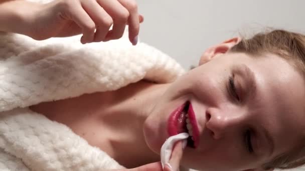 Pionowe Wideo Czyszczenie Makijażu Pielęgnacja Twarzy Zadowolona Uśmiechnięta Kobieta Promienną — Wideo stockowe