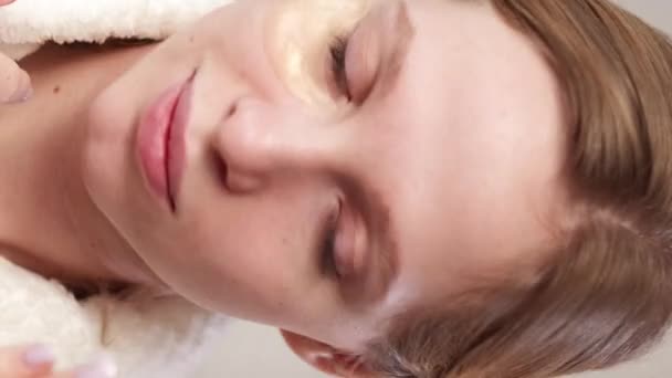 Vertikální Video Špatná Kosmetika Pásky Očích Zmatená Péče Pleť Nespokojená — Stock video