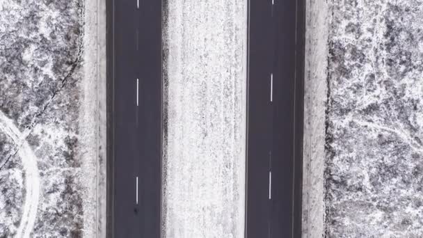 Vertikal Video Vinterskogsstigen Snöig Flygväg Fryst Asfalterad Trafik Uppfart Genom — Stockvideo