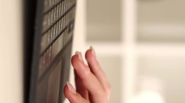 Dikey video. İnternette çalışıyorum. Bilgisayar projesi. Dizüstü bilgisayar daktilosu. Kadın serbest çalışan modern aygıt klavyesine el koydu. Çalışma masasındaki işi tamamlamak için..