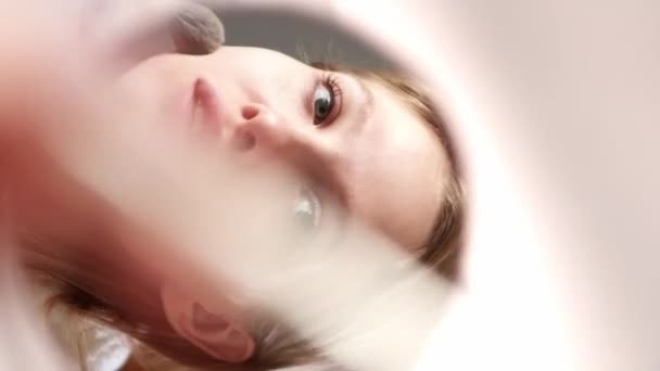 Pionowe Wideo Poranny Makijaż Kosmetyki Dekoracyjne Rutyna Piękna Zrelaksowana Blondynka — Wideo stockowe