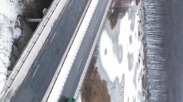 Vertikal Video Flyg Vintertrafik Landsvägen Snöig Bro Tråg Frusen Sjö — Stockvideo