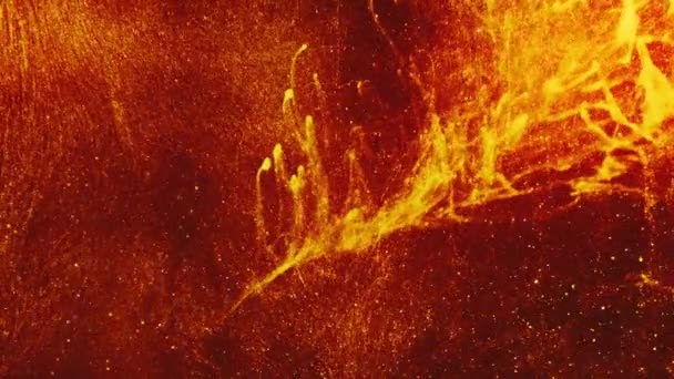 バーティカルビデオ スパイラルバック ボンファイア 燃える ダーククリエイティブアートの黄金の輝きとオレンジの輝く熱い炎抽象的な煙液体塗料の流れ — ストック動画