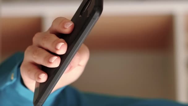 Verticale Video Mobiele Vrijetijd Gadget Technologie Vrouw Hand Met Smartphone — Stockvideo