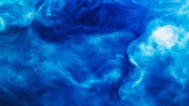 Ruhsal duman geçmişi. Gizemli bulut. Mavi beyaz boya parçacıkları, kıvrımlı akış dalgaları, su sıvısı iç çamaşırı mürekkebi, soyut sanat eserleri..
