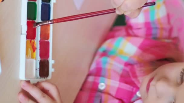 Vídeo Vertical Pasatiempo Creativo Infantil Aprendizaje Pintura Niña Disfrutando Actividad — Vídeo de stock