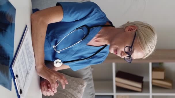 Вертикальне Відео Медична Допомога Жінка Лікар Онлайн Конференція Жінка Середнього — стокове відео
