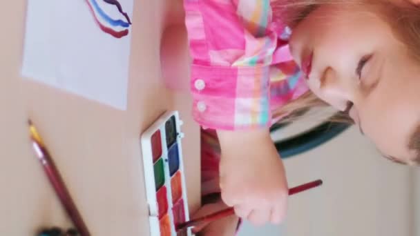 Vertikales Video Talentiertes Kind Vorschulstunde Kleines Künstlermädchen Malt Regenbogenbild Auf — Stockvideo