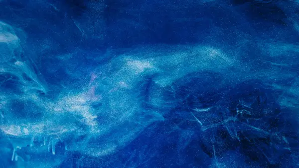 烟雾弥漫的云彩背景神秘的天空 蓝色闪烁的墨水抽象神奇的天堂气流在闪烁的水中蔓延催眠创造艺术 — 图库照片