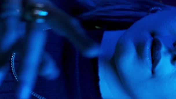 Dikey Video Bir Kadın Sırrı Sessiz Sessiz Parlak Neon Işıkta — Stok video
