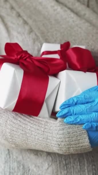 Κάθετο Βίντεο Δώρο Για Πάρτι Μωρού Παράδοση Δώρων Φροντίζοντας Χέρια — Αρχείο Βίντεο