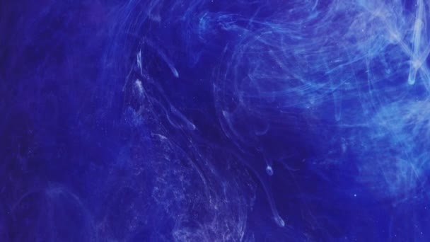 バーティカルビデオ カラーフィルムの背景 謎の空気 青い白いインクのブレンドの流れの効果 水催眠術で広がる滑らかな質の抽象的な活気に満ちた渦 — ストック動画