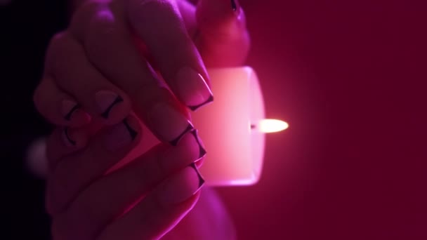 Video Vertikal Meditasi Lilin Tradisi Berdoa Penutup Tangan Wanita Memegang — Stok Video
