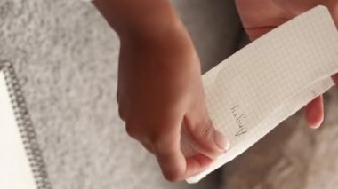 Dikey video. Kırık hayaller. Kişisel kriz. Kadın ellerinin kağıt yırtması, kaçırılan fırsatlardan bıkmış bir şekilde evde oturması..