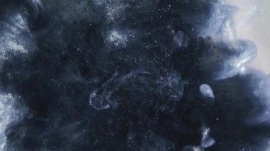 Dikey video. Mürekkep bırakma arkaplanı. Gizemli patlama. Çelik mavisi parıltı duman üfürük akışı soyut hipnotik büyü sıçrama şekil beyaz sanat yayılıyor.