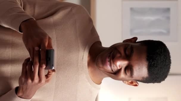 Вертикальне Відео Мобільний Текст Тисячолітнє Покоління Звільнення Телефонів Щасливий Усміхнений — стокове відео