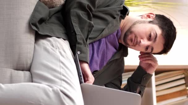 Dikey Video Uzaktan Kumanda Yorgunluğu Gadget Bağımlılığı Çalışmaktan Yorgun Düşmüş — Stok video