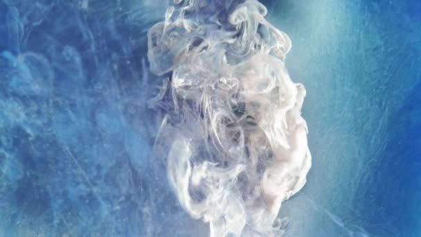 バーティカルビデオ ペイントスプラッシュの背景 天国の雲 抽象的な空に広がる輝く青い白い倫理的な煙のパフの流れ 催眠術の輝く輝く輝くインクアート — ストック動画