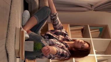 Dikey video. İyileştirici enerji. Meditasyon yapan kadın. Huzurlu bir zihin. Sakin, orta yaşlı bir kadın. Lompoz veriyor..