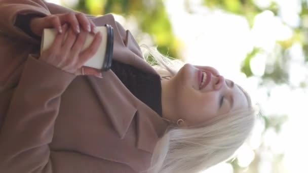 Pionowe Wideo Jesienna Inspiracja Romantyczna Kobieta Przerwa Kawę Happy Lady — Wideo stockowe