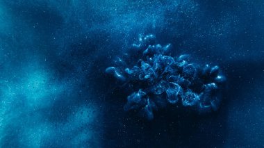 Mürekkep patlaması. Sihir. Mavi parlayan duman hipnoz patlaması bulutu karanlık soyut parıltı duman duman yaratıcı sanat yayılıyor.