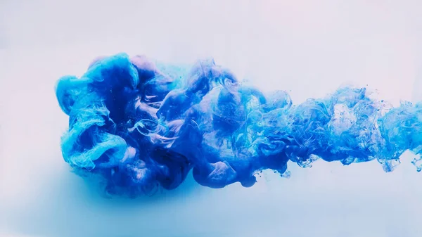 Bläck Vatten Bakgrund Hypnotiskt Moln Ljusblå Vacker Explosion Rök Puff — Stockfoto