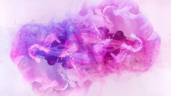 彩色烟雾背景 神奇的爆炸粉色紫色涂料在水中扩散催眠动态膨胀旋涡艺术隔绝在白色 — 图库照片