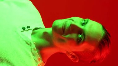Dikey video. Sessiz ol. Erkek sırrı. Sessiz ol. Yeşil kırmızı, neon ışıklı, gülümseyen adam uyarısı..