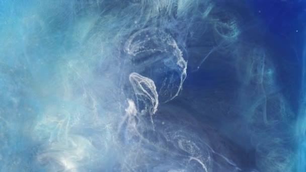 バーティカルビデオ 煙の流れの背景 イーサリアル蒸気 天の青い白い輝くミステリアスな魔法の霧の渦が催眠術の創造的な輝く抽象芸術に広がる — ストック動画