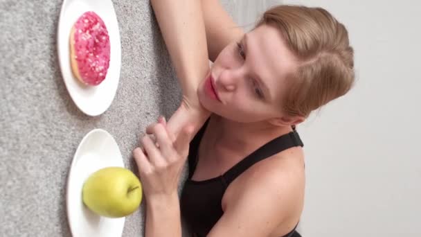 Vídeo Vertical Dieta Pouco Saudável Comida Plástico Doce Vício Mulher — Vídeo de Stock