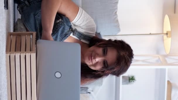 Vertikální Video Virtuální Život Šťastná Žena Počítačová Technologie Usmívající Dáma — Stock video