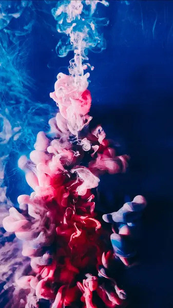 颜色蒸气背景 幻想云彩粉红神奇的质感神秘的颜料在催眠的蓝色液态水中旋转注入混合物 吸引艺术 — 图库照片