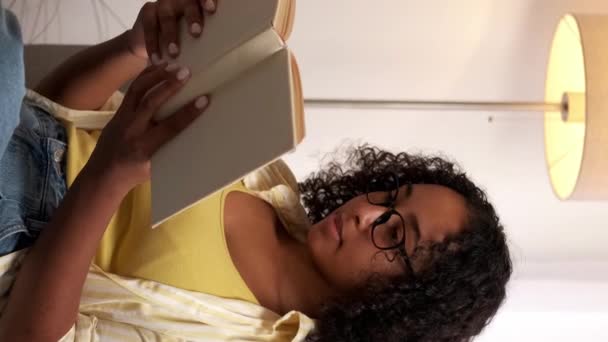 Вертикальное Видео Домашнее Чтение Ленивые Выходные Сконцентрированная Внимательная Студентка Наслаждается — стоковое видео