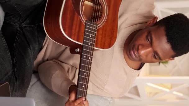 Vertikales Video Gitarrenkurs Internet Musikunterricht Fleißiger Junger Talentierter Mann Lernt — Stockvideo
