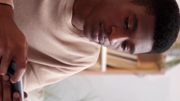 Вертикальное Видео Проиграл Телефонная Зависимость Сотовый Досуг Разочарованный Напряжённый Молодой — стоковое видео