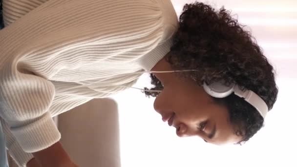 Vidéo Verticale Surprise Téléphonique Choc Message Excellente Nouvelle Femme Incroyable — Video