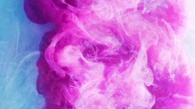 Dikey video. Duman bulutu arka planı. Fantezi sıçraması. Magenta mor pembe boya mürekkebi mavi suda yayılıyor soyut patlama illüzyonu sanatı.
